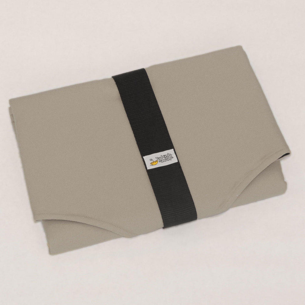 Waterproof portable changing mat with storage - grey - Umbrella Amarela