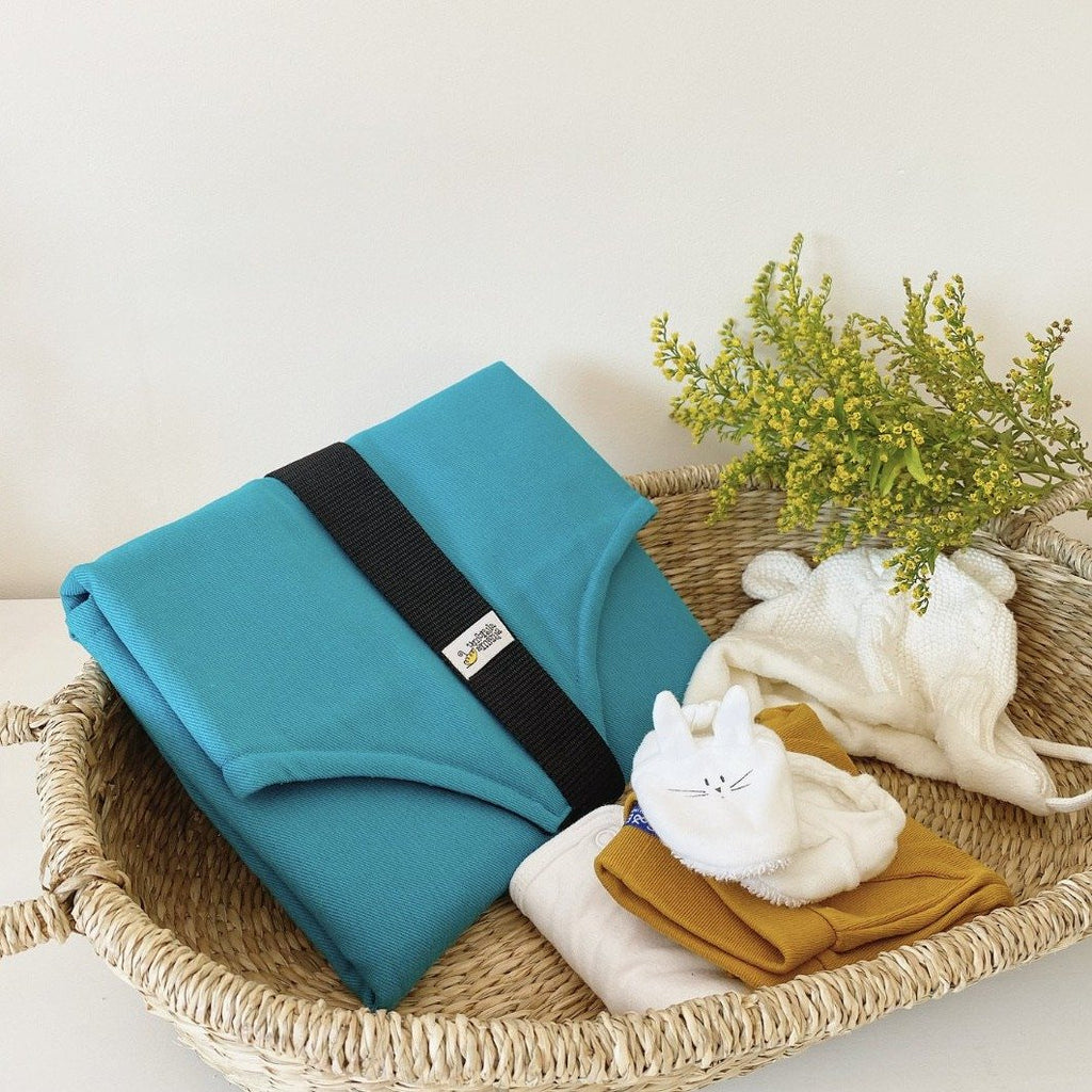Waterproof portable changing mat with storage - turquoise - Umbrella Amarela